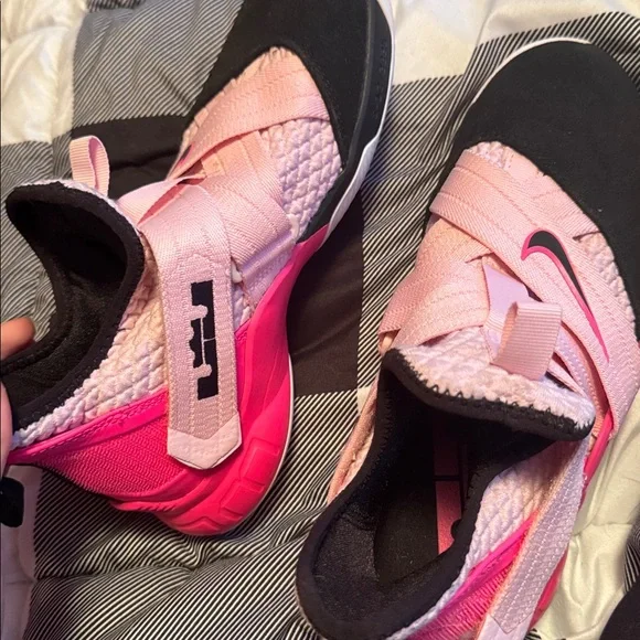 pink women’s lebrons - Picture 2 of 4